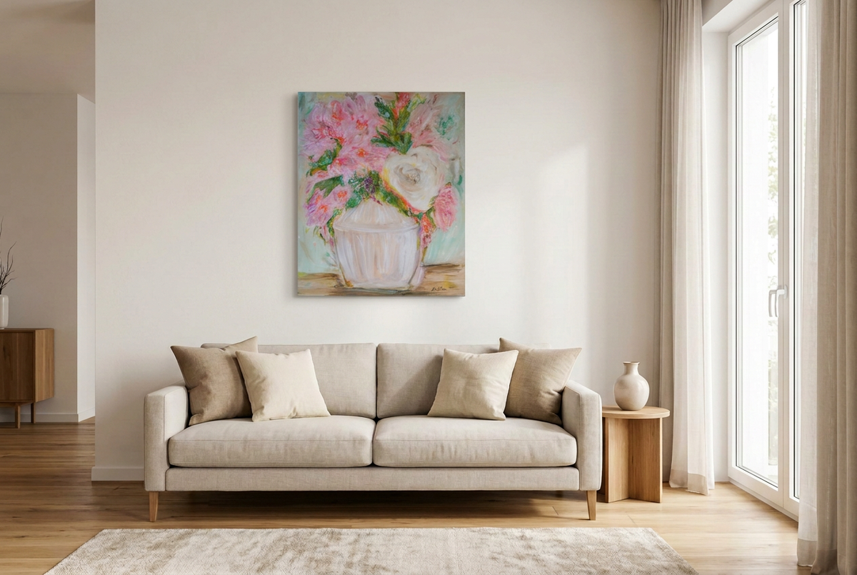 Simulazione d’arredo: quadro Two Souls, One Flowering di 60 × 70 cm sopra un divano da 2 metri in un soggiorno luminoso.