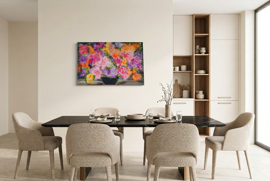 Simulazione d’arredo: The Many Selves of Light, quadro di 90 × 60 cm in una cucina luminosa dietro un tavolo in marmo nero da 220 cm.