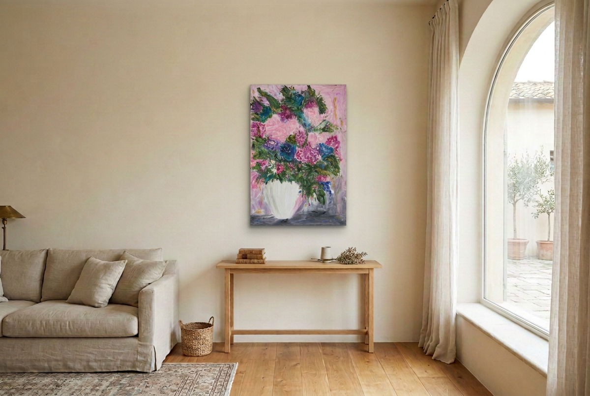 Simulazione d’arredo: Sogno in Rosa sopra una consolle in un soggiorno luminoso dai toni avorio e rovere.