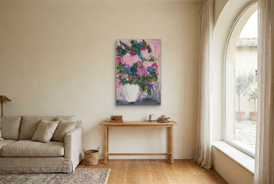 Simulazione d’arredo: Sogno in Rosa sopra una consolle in un soggiorno luminoso dai toni avorio e rovere.